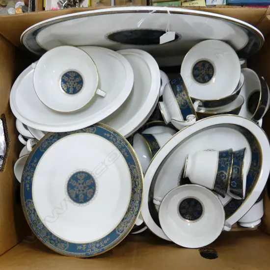 LARGE RD DINNER SERVICE CARLYLE PAT