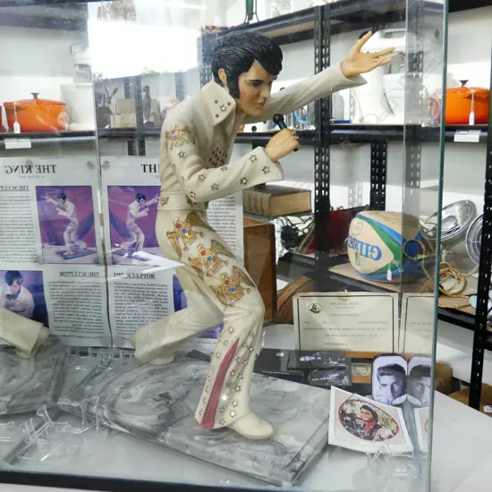 MICHAEL WEIR RESIN ELVIS SCULPTURE H.470mm IN GLASS DISPLAY CABINET 440x305x545mm