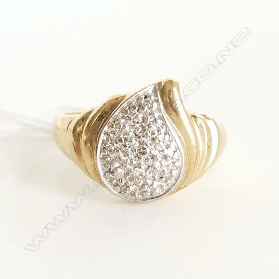 9CT YELLOW GOLD DIAMOND CLUSTER RING 4.58gms