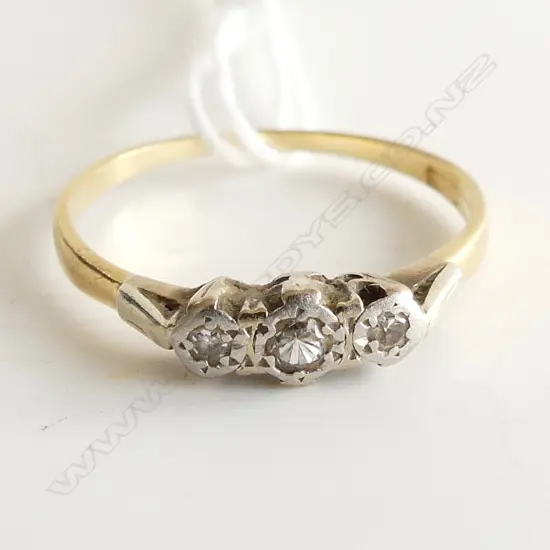 VINTAGE 18ct 3 STONE DIAMOND RING some wear 2.1gms