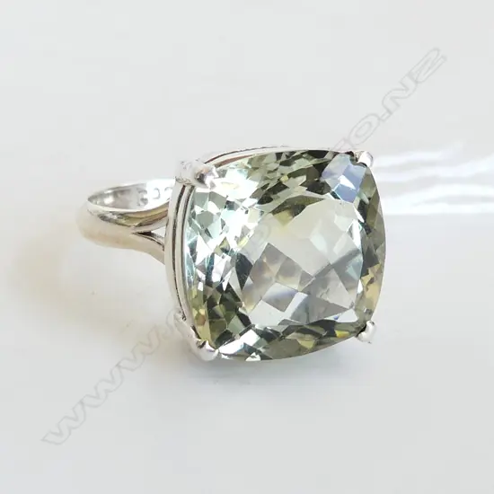 925 SILVER & LG GREEN AMETHYST DRESS RING SIZE P 1/2