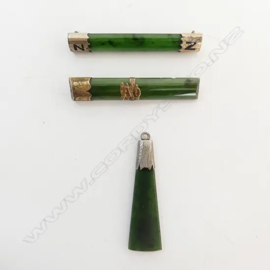3 PCES POUNAMU; 2 9CT BAR BROOCHES L.60mm + PENDANT