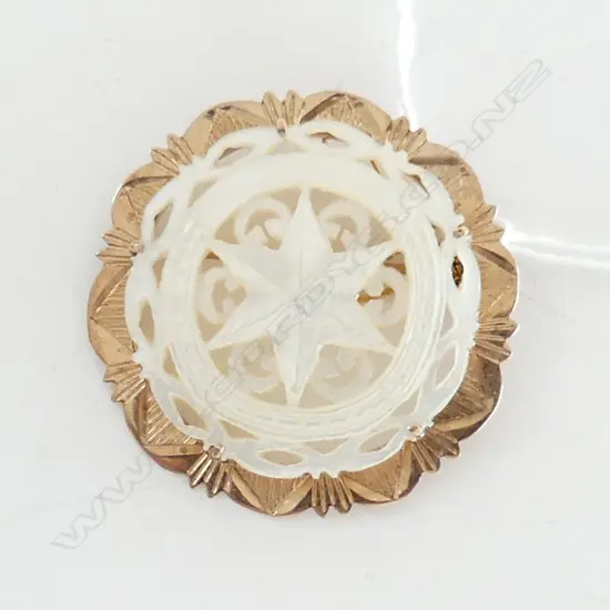 9ct GOLD ENGRAVED FRAMED MOP (mother-of-pearl) STAR CARVED BROOCH 9.66gms