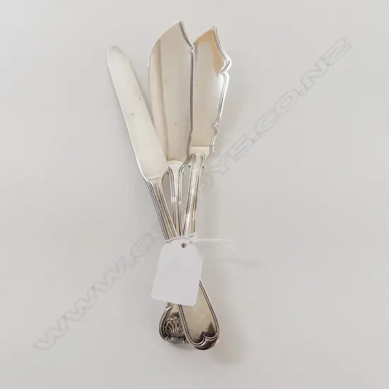 2 S/SILVER FISH KNIVES & S/SILVER BUTTER KNIFE 188gms