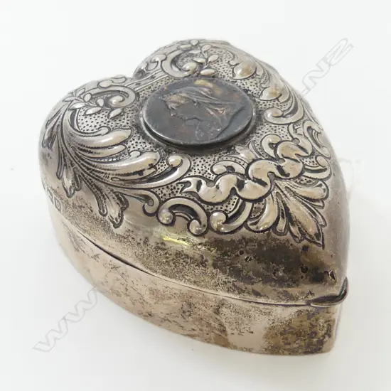 EDWARDIAN SILVER QUALITY EMBOSSED HEART VANITY BOX 106gms  Birmingham 1901