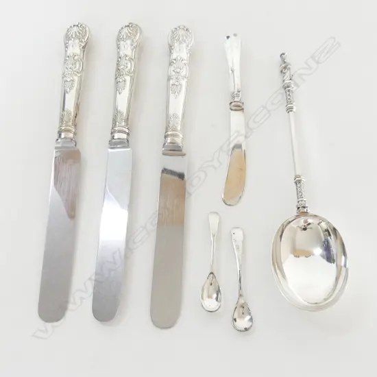 3 ARMORIAL HANDLED KNIVES APOSTLE SPOON ETC