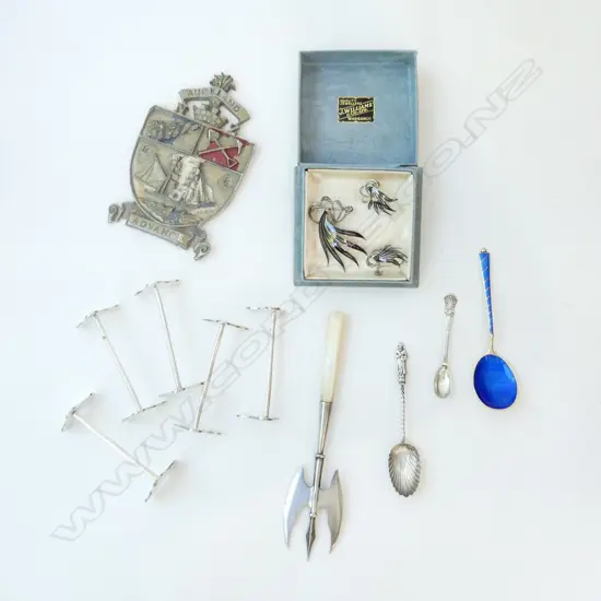 3 STG TEA SPOONS, 5 WMF KNIFE RESTS, FORK, 'AUCKLAND ADVANCE' PLAQUE H.130mm, DECO STG & ENAMEL BROOCH & EARRINGS SET