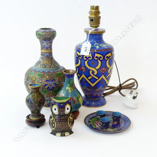 ASST CLOISONNÉ VASES’+ MINIATURE TRAY + TUMBLERS + SMALL SIDE LAMP [FAULTS]