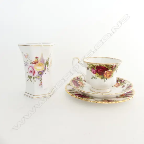 ROYAL ALBERT OLD COUNTRY ROSES TRIO + ROYAL CROWN DERBY POSIES VASE H.115mm