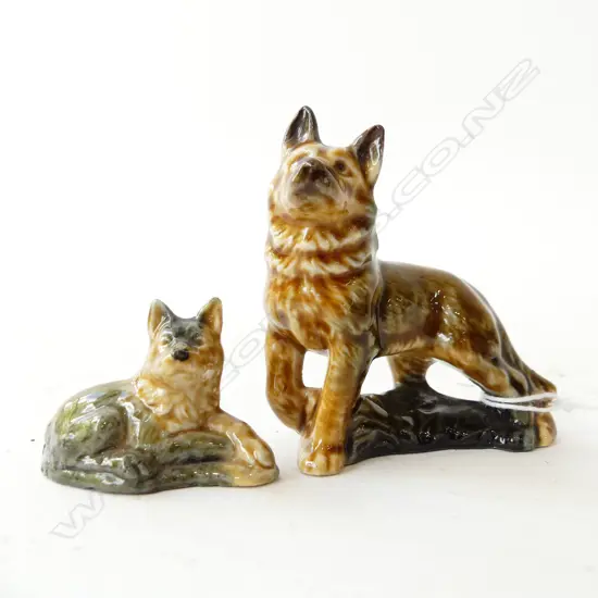 TWO WADE GERMAN SHEPHERD DOG FIGURINES L.65MM, 45MM