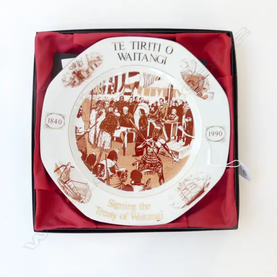 TE TIRITI O WAITANGI''SIGNING OF THE TREATY OF WAITANGI'PLATE by Isis Decora NZ Ltd. Ed. 47/750. 245mm. Orig. box