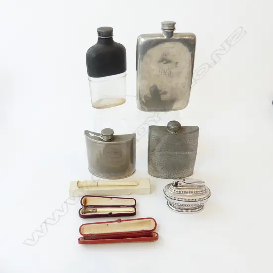 4 VINTAGE FLASKS, A VINTAGE 'RONSON' LIGHTER & 3 CASED VINTAGE CIGARETTE HOLDERS 