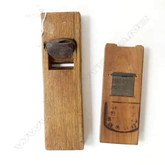 TWO ANTIQUE JAPANESE WOOD WORKING PLANES L.18CM, 25CM