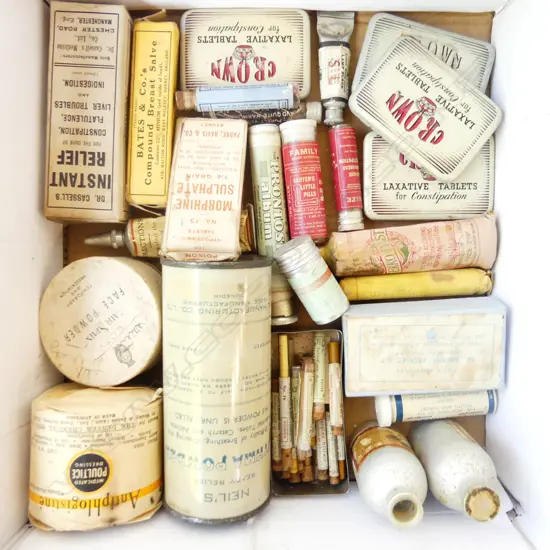 BOX OF VINTAGE MEDICAL AND PHARMACEUTICAL ITEMS  