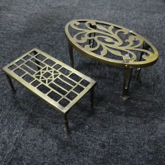 TWO ANTIQUE BRASS TRIVETS, JAMES CARTLAND & SONS BRASS FOUNDRY BIRMINGHAM & OTHER L.22CM, 27CM