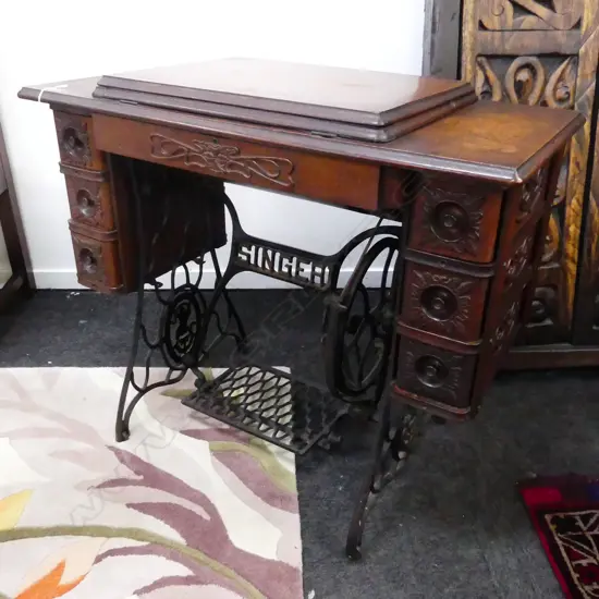 SINGER OAK FRAMED SEWING MACHINE