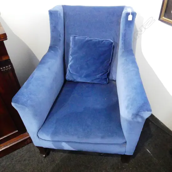 BLUE CRUSHED VELVET WINGBACK ARMCHAIR. 770x720x850mm