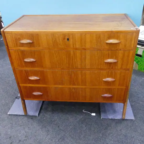 RETRO / MID CENTURY 4 DRAWER CHEST w. SIDE SUPPORTS.MAHOGANY VENEER 880x400x840mm