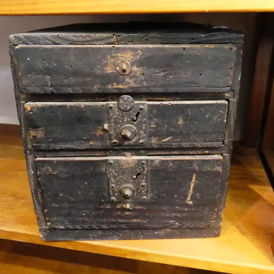 SMALL OLD JAPANESE CHEST AF