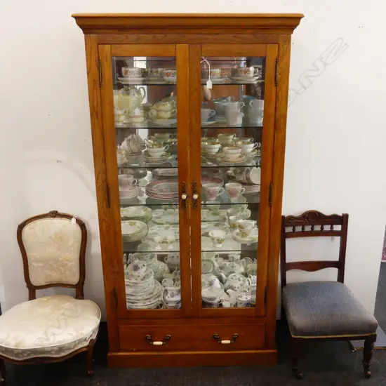 OAK GLAZED 2 DOOR DISPLAY CABINET H1180MM W920MM D350MM