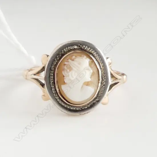 9ct GOLD CARVED CAMEO RING 3.26gms SIZE R