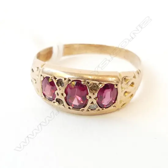 9ct ROSE GOLD 3x GARNET WITH DIAMONDS MISSING IN RING, 2.4gm