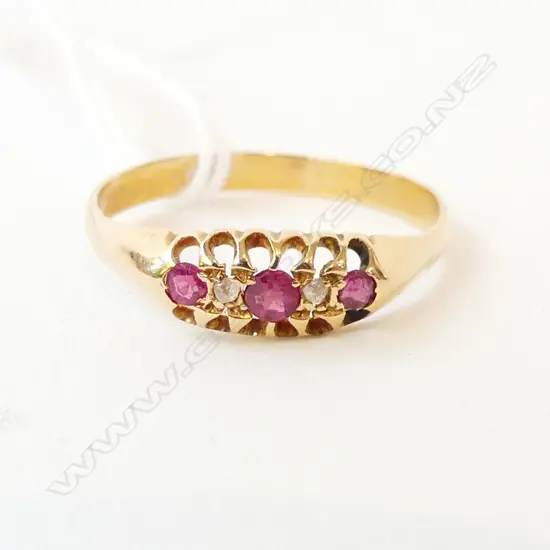 18ct ANTIQUE RUBY DOUBLETS & DIAMOND RING, 2.3gm