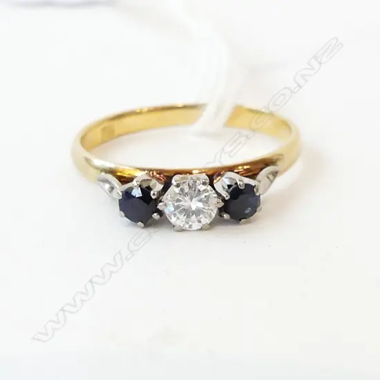 18ct DIAMOND SAPPHIRE RING, 2.6gm