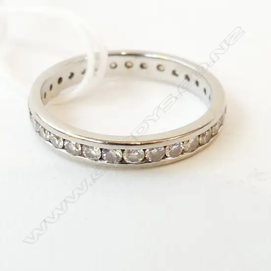 18ct ETERNITY RING w BAND OF 32 DIAMONDS, 2.4gm diamond 0.8ct, size M