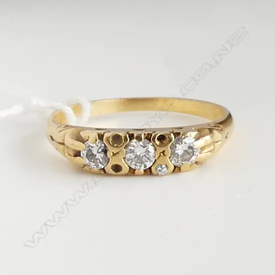 ESTATE 18CT GOLD 3 STONE DIAMOND RING 3.4gm 3 DIAMONDS MISSING