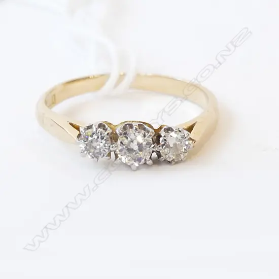 18ct ESTATE 3 DIAMOND RING, 2.2gm SIZE L 1/2