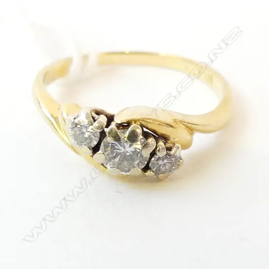 18ct 3 STONE GOLD & DIAMOND RING, 2.2gm diamond 0.32ct,  CLAWS NEED ATTENTION  size I 1/2