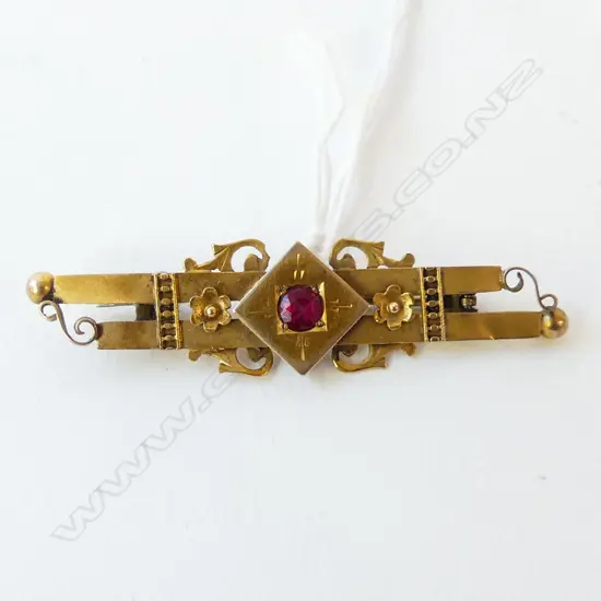 9ct BAR BROOCH w RED GEM, hallmarked 'Chester 1916', 3.3gm
