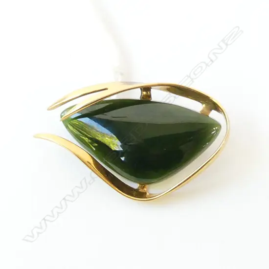 9ct RETRO POUNAMU SET BROOCH, 7.3gm