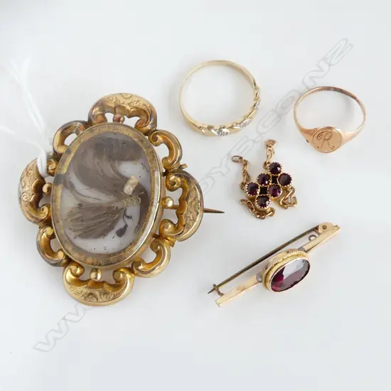 3x 9ct gold JEWELLERY ITEMS 5.8gms: 2 RINGS + brooch + fitting + VICTORIAN  MEMORIAL BROOCH gold ?