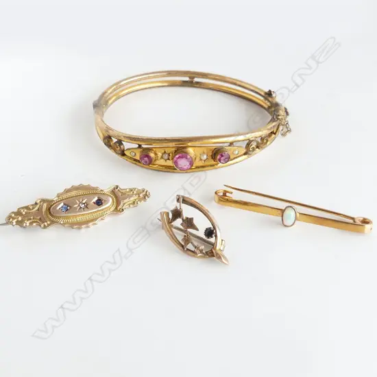 3 9CT BROOCHES 4.6gm + GP BANGLE