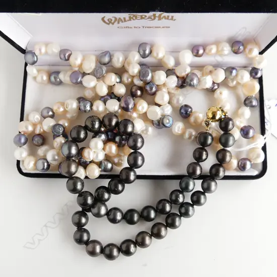 2 PEARL NECKLACES; BLACK w. 9CT CLASP L.450mm, MULTI L.1440mm