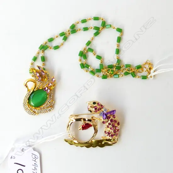  GREEN & DIAMANTE SWAN COSTUME NECKLACE & DIAMANTE CAT FISHING BROOCH