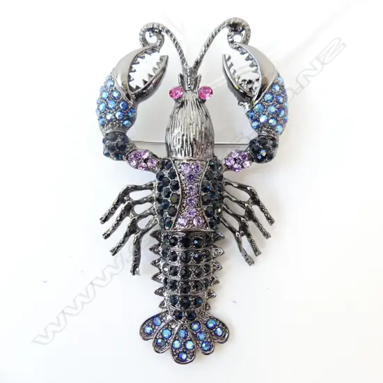 DRAMATIC ARTICULATED LOBSTER BROOCH, DIAMANTE OVER BRONZE COLOURED METAL