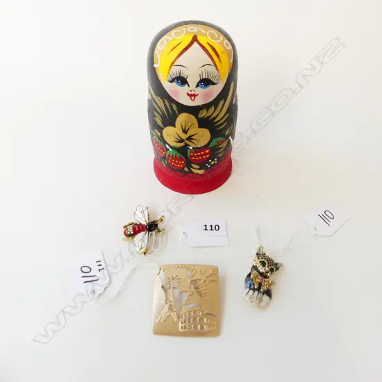2 ENAMEL & DIAMANTE BROOCHES, BEE & PUSSY CAT, MATTE GOLD 'WORLD' BROOCH & RUSSIAN WOODEN STACKING DOLL