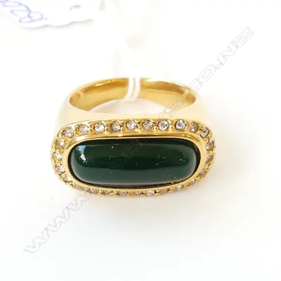 LRG 18ct GOLD PLATED RING w GREEN CENTRAL STONE & DIAMANTES, SIZE V