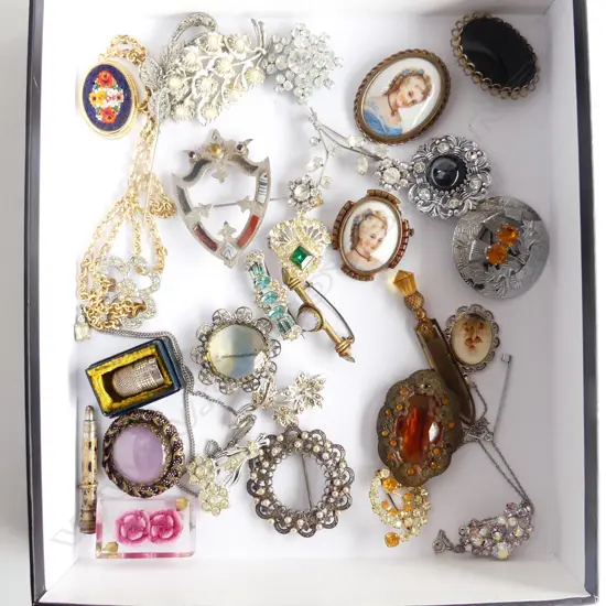 ASST. COSTUME JEWELLERY; BROOCHES ETC