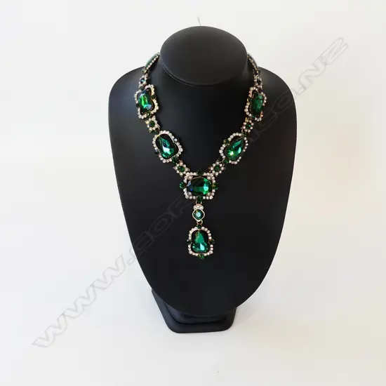 GREEN GLASS & DIAMANTE COSTUME NECKLACE