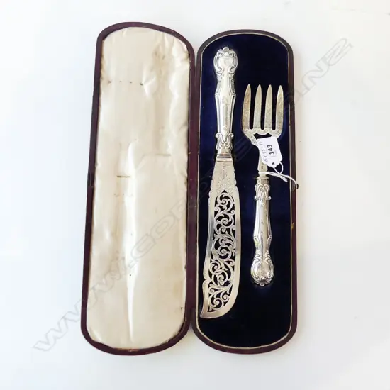 VICTORIAN FULL STG SILVER PAIR OF SERVERS IN CASE BIRMINGHAM 1854 UNICORN CREST BOTH HANDLES AND BLADE/TINES STG SILVER 