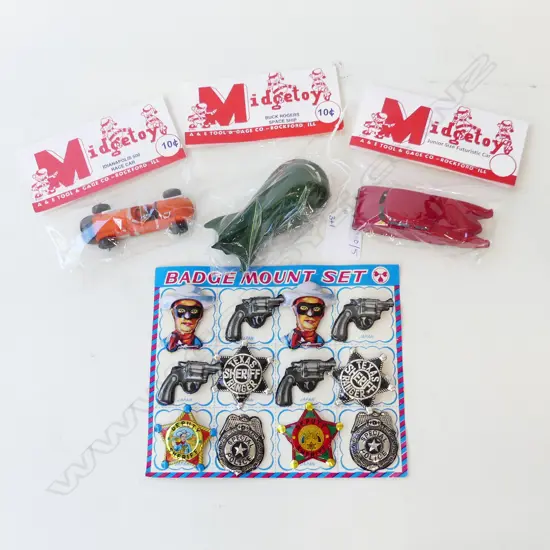 3 VINTAGE MIDGE TOYS + 12 BADGES