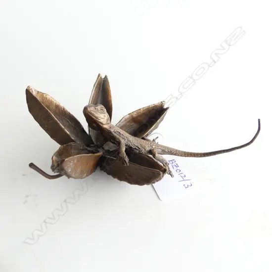 BRONZE SCULPTURE OF LIZARD ON CROWS ASH POD, ARTIST SIGNED L 140MM