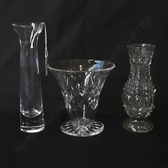 1 SQUAT CRYSTAL VASE & 2 GLASS VASES, TALLEST 200mm