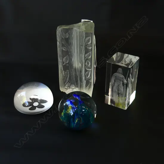 4 GLASS PAPERWEIGHTS H.145mm