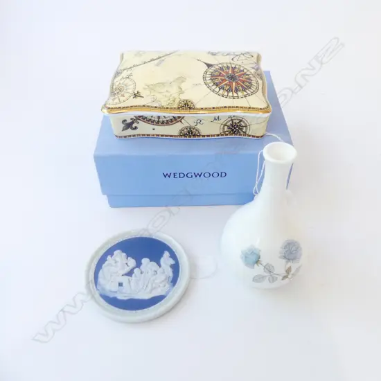 WEDGWOOD LIDDED BOX IN BOX  SMALL VASE & PLAQUE DIA90MM