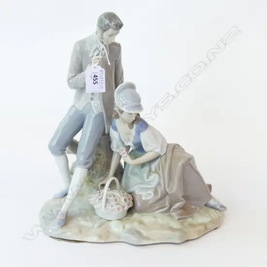 LLADRO FIGURE GROUP COUPLE WITH FLOWERS H275MM